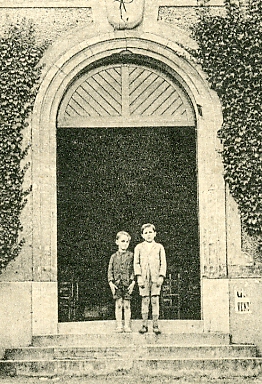 Enfants posant devant l’entrée de St Paul.