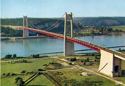 Normandie, Pont de Tancarville, inauguré le 2 juillet 1959. Longueur 1410m, travée centrale 608m, hauteur des pylônes 124m, tirant d’air 50m, charge de travée 3600t. CPM IRIS Mexichrome 76.684.68, non circulée (coll. part.).