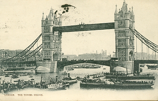 Le pont de la Tour de Londres. Sa très haute travée supérieure et la partie ouvrante inférieure permettent la remontée de la Tamise par les navires de haute mer. CPA (coll. part.)
