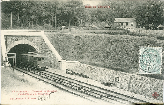 Débouché du train électrique sortant du tunnel de Meudon à Chaville. Carte F. Fleury circulée le 25 juin 1905