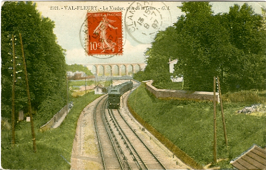 Le train des Invalides, à l’approche de Meudon-Val-Fleury, vient de passer sous le viaduc de la ligne Montparnasse-Versailles. (coll. part.)