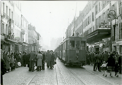 Affluence près du passage St Pierre le jour de l’enterrement des trams.