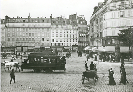 Tramway hippomobile, dit tramway américain, sur la place de Rennes à Paris, à hauteur de la rue du Départ et en regardant le haut de la rue de Rennes.