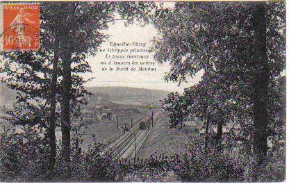 Chaville-Vélizy, une échappée pittoresque. Le train électrique vu à travers les arbres du Bois de Meudon. LA photo a été prise depuis le bois au dessus de l’entrée du tunnel (coll. part.)