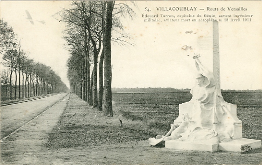 Face à l’entrée du camp, le monument au capitaine Tarron, le long de la route de Choisy à Versailles (RN 186, maintenant A86). 