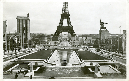 vue générale vers la tour Eiffel et le Champ de Mars, depuis l’esplanade du Trocadéro. On voit bien l’opposition du pavillon allemand (à gauche) et du pavillon soviétique (à droite).