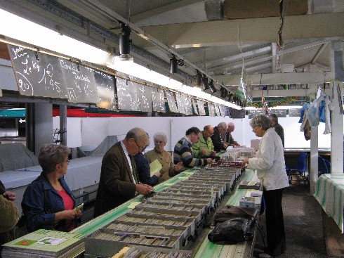 Quête studieuse de la perle rare sur le stand du Cercle Français des Collectionneurs de Cartes Postales (CFCCP). Cliché J. Guieux 2010