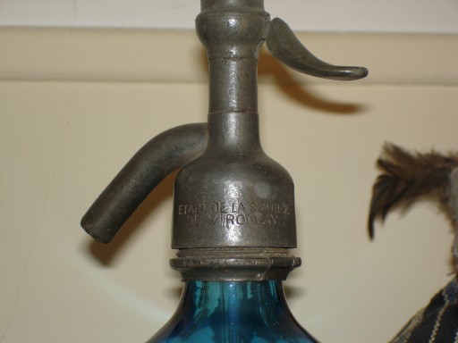 Col et siphon en étain d’une bouteille d’eau de Selz de la Source de Viroflay. La marque apparaît par estampage des lettres dans l’étain. (coll. part.)