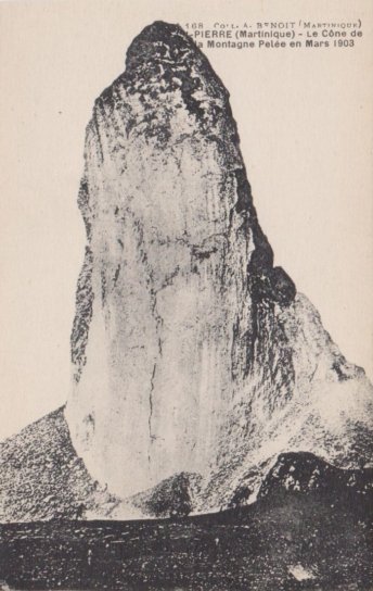 Le cône de lave solidifiée, en mars 1903. CPA coll. Benoît.