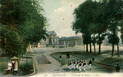 Soldats à l’exercice avenue de Sceaux, près de la place d’Armes.