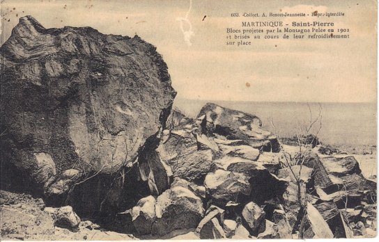 Blocs éjectés lors de l’explosion de la montagne Pelée en 1902. CPA.