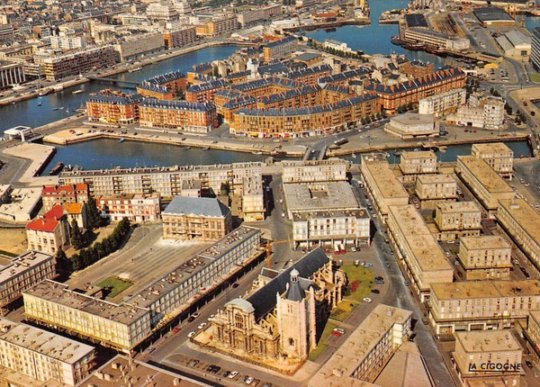 Vue aérienne : Au premier plan la rue de Paris et la  Cathédrale Notre Dame. Au second plan le quartier Saint François avec son ton rouge. CPM La Cigogne.