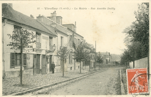 La Mairie au début du XX° siècle, près de l’Hôtel Morny (coll. part.)