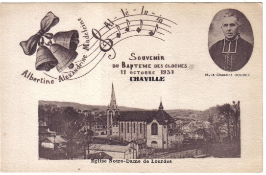 Carte souvenir du baptême des trois grosses cloches, après la construction du clocher principal. CPA sépia 1931.