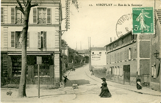 Au pied des Arcades, la rue de la Saussaye et la blanchisserie Jeanne à droite, reconnaissable à son séchoir à clair-voies. Un immeuble s’est ajouté en montant la rue. (coll. part.)