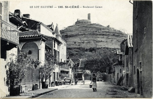 Boulevard Carnot. Au loin le château de St Laurent les tours.