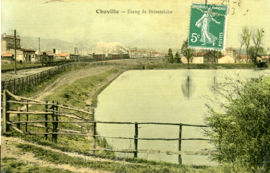 Vue coloriée de l’étang de Brisemiche bordé par le talus des voies du train électrique. (coll. part.)