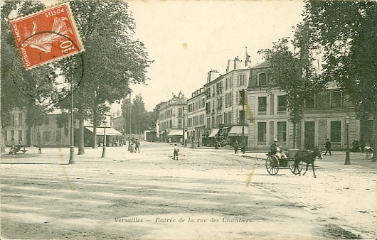 La rue des Chantiers, à son débouché sur l’avenue de Paris.