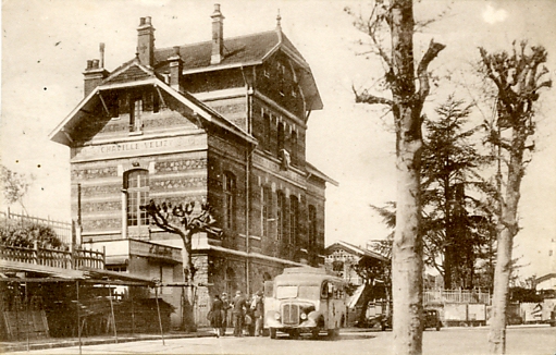 Gare routière devant la gare de la ligne des Invalides. On notera à gauche un bureau de vente des cars Gaubert avec le nom en anglaises au fronton.