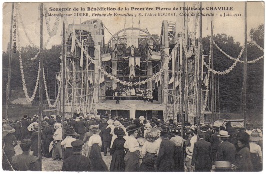 Grand rassemblement des fidèles pour la pose de la première pierre, le 4 juin 1911. CPA 1911. Collection privée