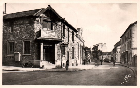 Autre vue du bureau de postes du Chesnay. CPSM