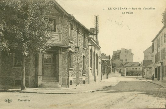 Bureau des PTT du Chesnay. On note la mention Caisse Nationale d’Epargne au fronton et les grilles de dfense du rez-de-chausse. Le receveur logeait  l’tage. CPA