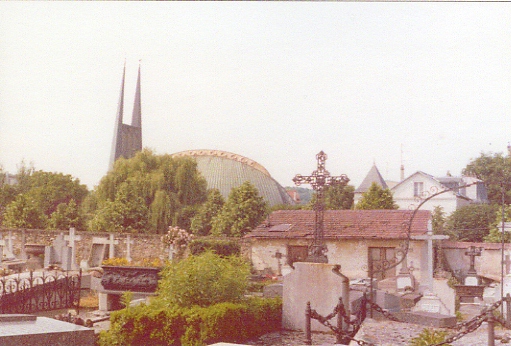 L’église Notre-Dame du Chêne a été construite en 1966 en contrebas du cimetière et de l’entrée du  clos Saint-Vigor (coll. part.)