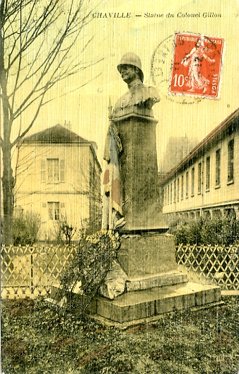 A l’angle de Paul Bert, dans un petit square, le monument au colonel Gillon.