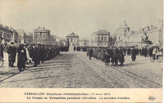 Les gardes à la grille du château, pendant le congrès de 1913
