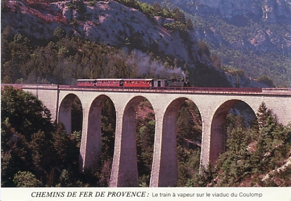 Le train à vapeur sur le viaduc du Coulomp, en Provence.