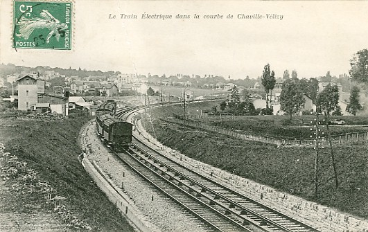 Le train électrique dans la courbe d’approche de Chaville, à hauteur de Brisemiche. On notera le 3ème rail  qui alimente la motrice. Ce dispositif, différent de la vapeur du réseau de Montparnasse, est resté actif jusqu’en novembre 1979, date de la réforme du matériel et de l’inauguration du RER C. (coll. part.)