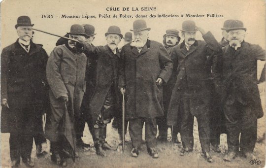 Fallières reçoit les explications du préfet Lépine, probablement sur les ouvrages de défense contre la montée des eaux à Ivry sur Seine.