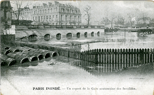 Les baies de la gare des Invalides vues depuis le quai d’Orsay, au bout de l’esplanade des Invalides.