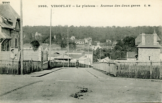 Avenue des Combattants, à l’angle de l’avenue des Postes.