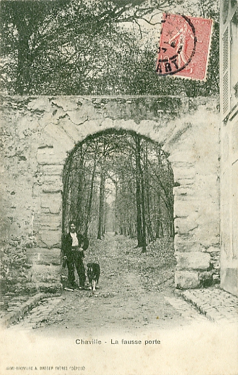 La fausse porte. Simi bromure A. Bréger. Série Chaville. CPA circulée en 1907.