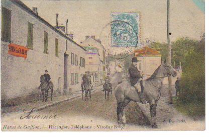 Cavaliers au départ à la porte de la ferme de Gaillon,  rue de Jouy (coll. part.)