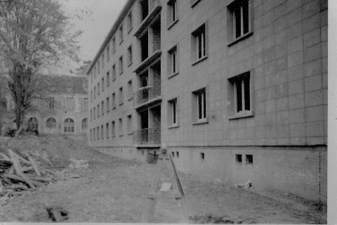 Chantier des Feuillantines au printemps 1955. Sur la rue Jean Rey, le bâtiment A et l’Orangerie (coll. part.)