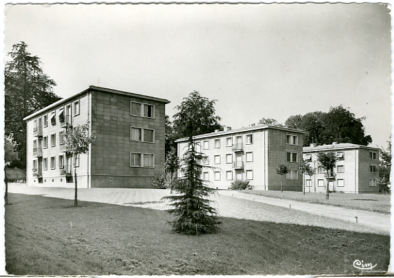 Résidence des Feuillantines vers 1957. L’entrée dans le parc et les bâtiments E. CPSM bord dentelé, grand format. (coll. part.)