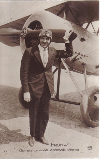 Fronval, en casque d’aviateur, posant devant son avion. Coll. part.