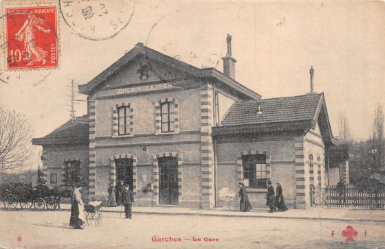 De fortes similarités avec la gare de Garches, ici à la même époque. CPA circulée en août 1911. Editeur FF Fleury marqué au trèfle rouge.
