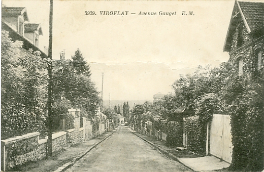 Perspective de l’avenue Gaugé, du nom du propriétaire des terrains où a été creusée cette voie qui descend vers la gare RD. Carte Malcuit n° 3939, circulée le 9 juin 1939. (coll. part.)