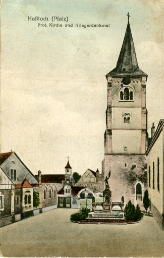 Prot. Kirche u. Kriegerdenkmal. L’église et le monument. CPA coloriée. (coll. part.)
