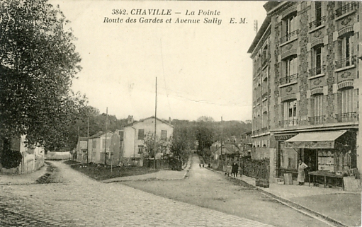 L’entrée du pavé des Gardes, à droite l’entrée du Parc Fourchon. CPA circulée le 18 juillet 1930  (coll. part.)