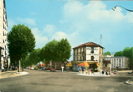 La fourche de la Pointe avec l’avenue à gauche partant sur Paris, et à droite la route des Gardes.