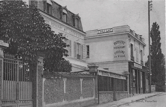 Au sortir de la gare Rive-Gauche, l’hôtel Lespour. A l’arrière-plan, on voit la rembarde du pont de la gare.