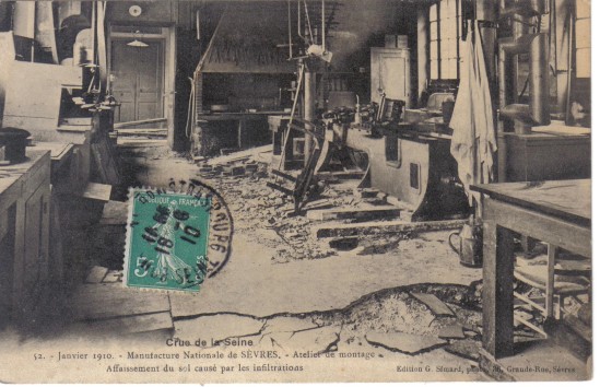 La montée de la Seine lors des inondations de 1910 a fragilisé la Manufacture. Cette vue en témoigne. CPA circulée en juin 1910. Coll. part.