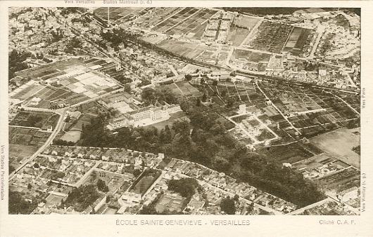 Dans les années 30, une autre vue aérienne du quartier de l’Ecole Sainte Geneviève. Le grand parc n’est pas encore morcelé et il est entouré de terrains cultivés. Cliquer sur la vue pour l’agrandir