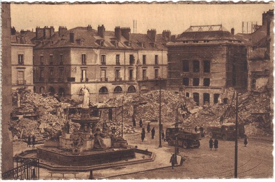 2-Nantes après les bombardements - La place Royale vers la rue d’Orléans - CPA carnet à détacher F. Chapeau éditeur, Nantes - cliché Robert Gérard