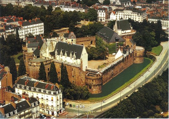 Vue aérienne du château des ducs de Bretagne. Années 1970.