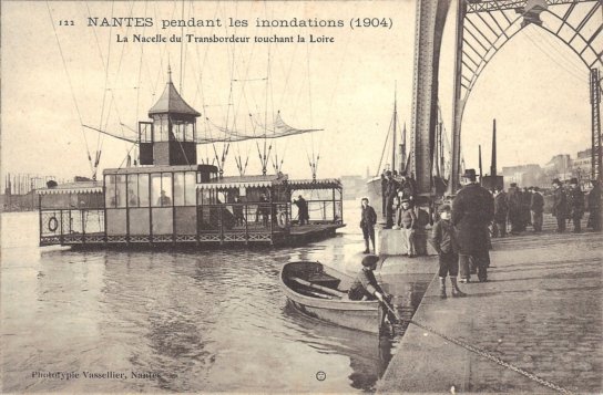 La nacelle du transbordeur touche l’eau lors d’une inondation en 1904. CPA Phototypie Vasselier.